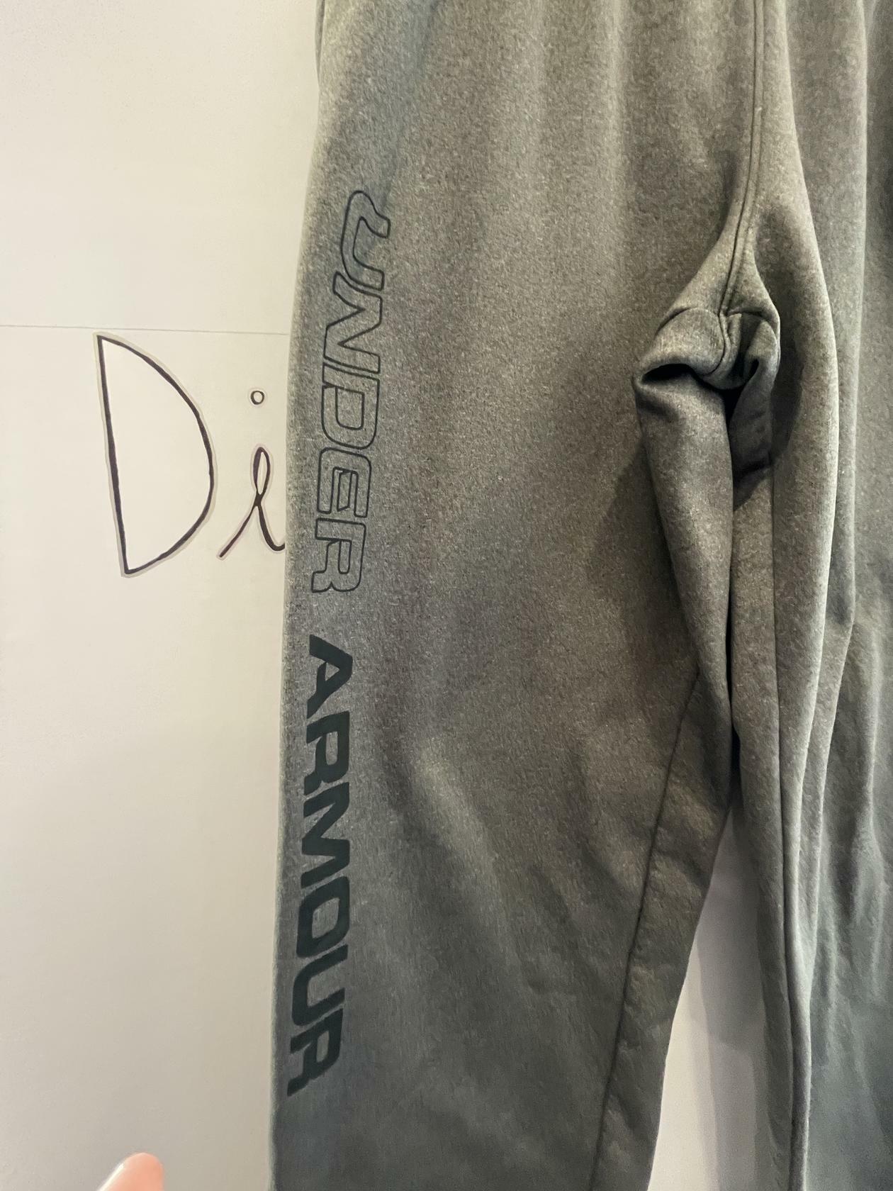 Pantalones deportivos grises para jóvenes Under Armour - Muy bueno