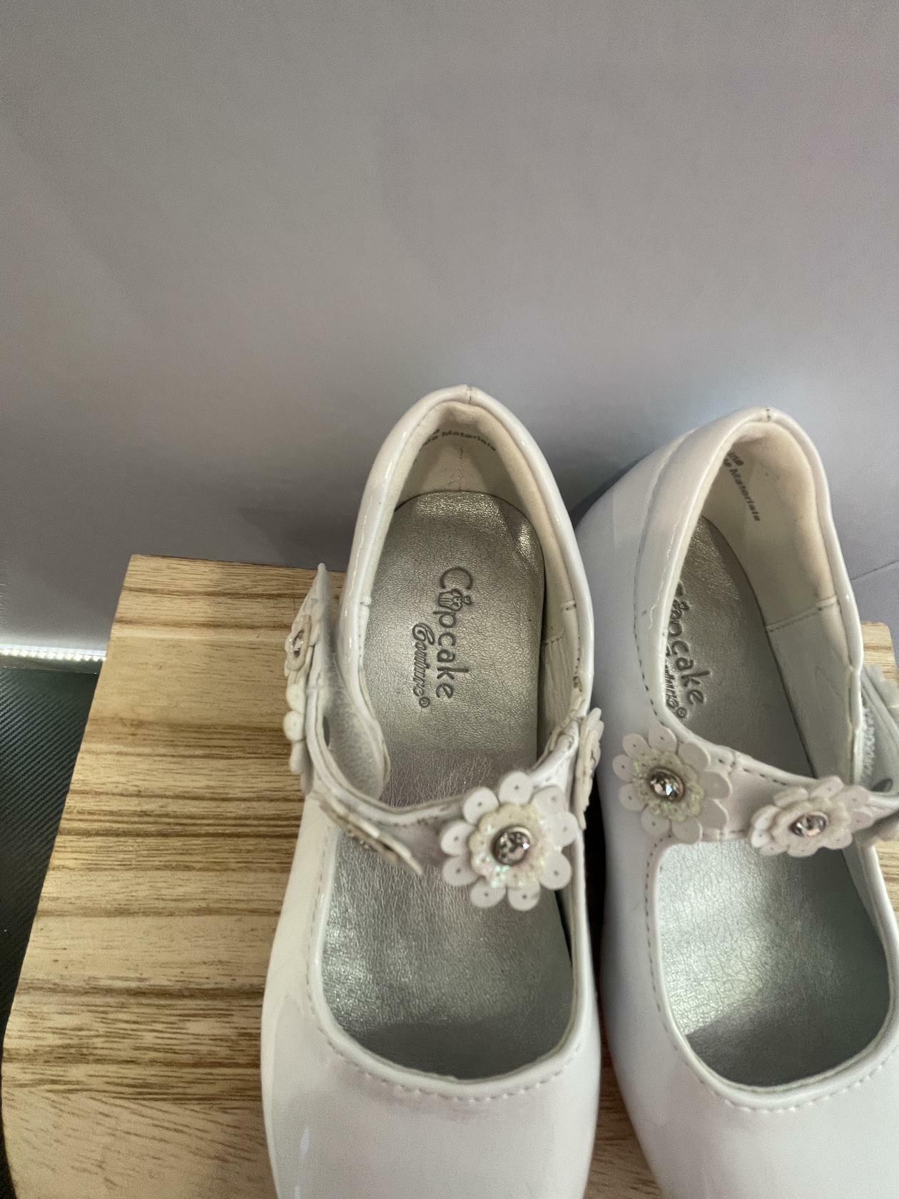 Cupcake Couture Girls Floral Strap Shoes WHITE Flowers- size 8M - Very Good