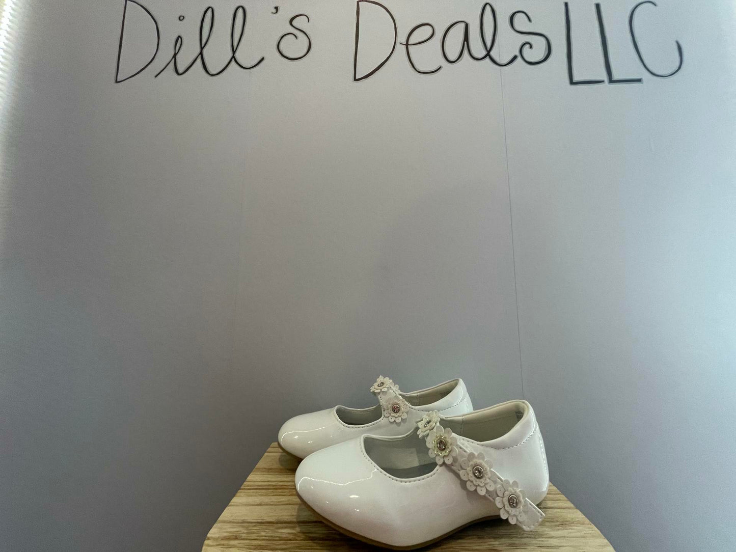 Cupcake Couture Girls Floral Strap Shoes WHITE Flowers- size 8M - Very Good