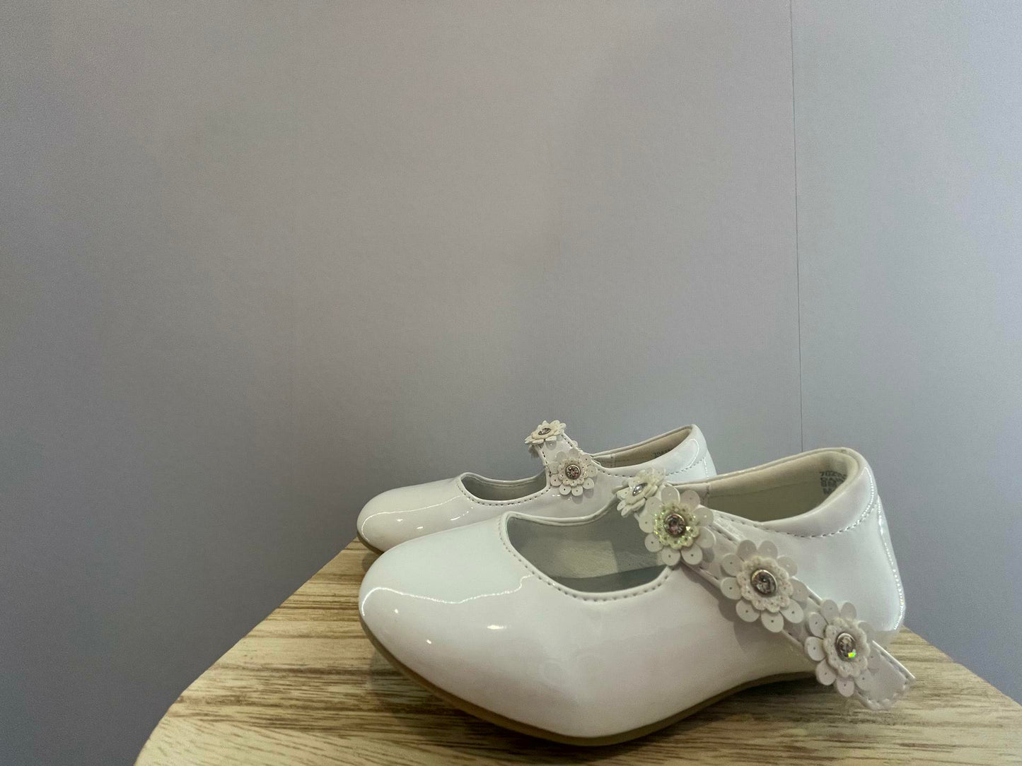 Cupcake Couture Girls Floral Strap Shoes WHITE Flowers- size 8M - Very Good