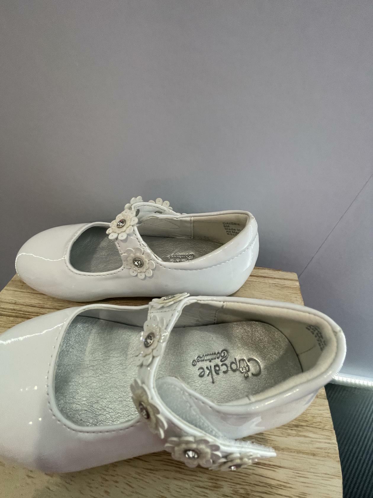 Cupcake Couture Girls Floral Strap Shoes WHITE Flowers- size 8M - Very Good