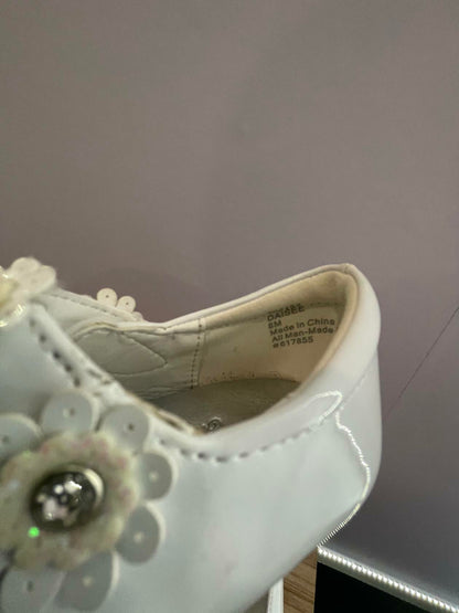 Cupcake Couture Girls Floral Strap Shoes WHITE Flowers- size 8M - Very Good